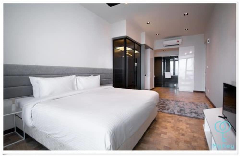 Фото Expressionz Professional Suites by iHost Homes 2