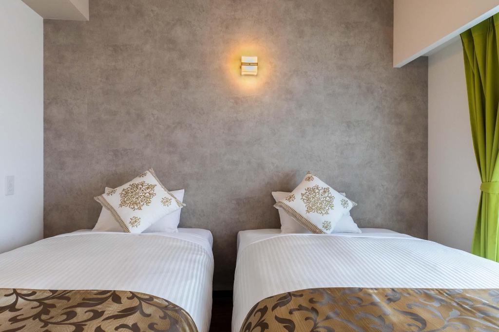 Фото Mr. Kinjo in front of Manza Beach