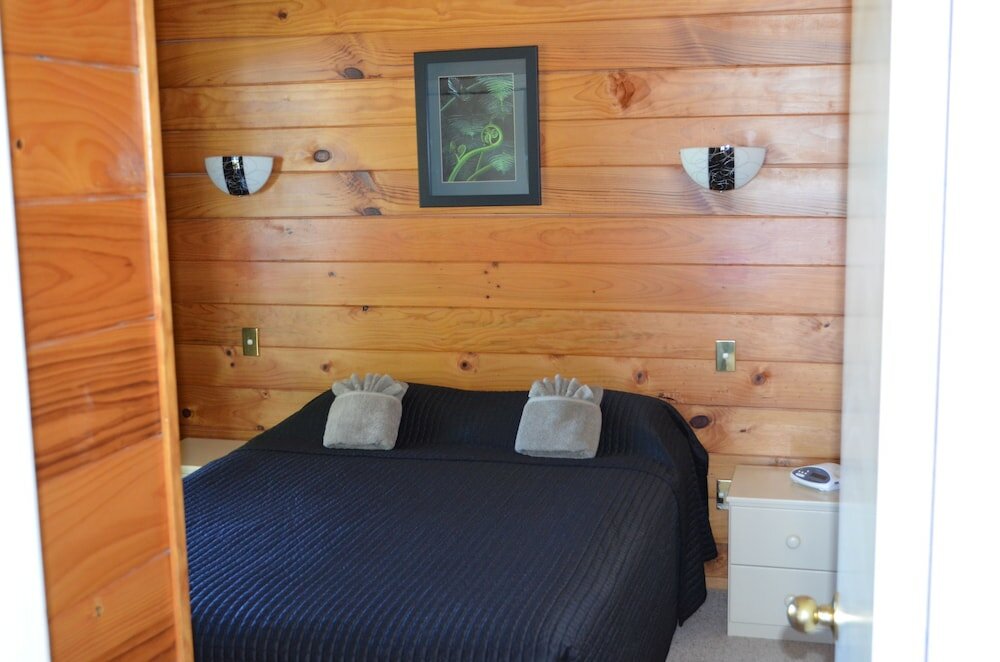 Фото Cedarwood Lakeside Motel & Conference Venue