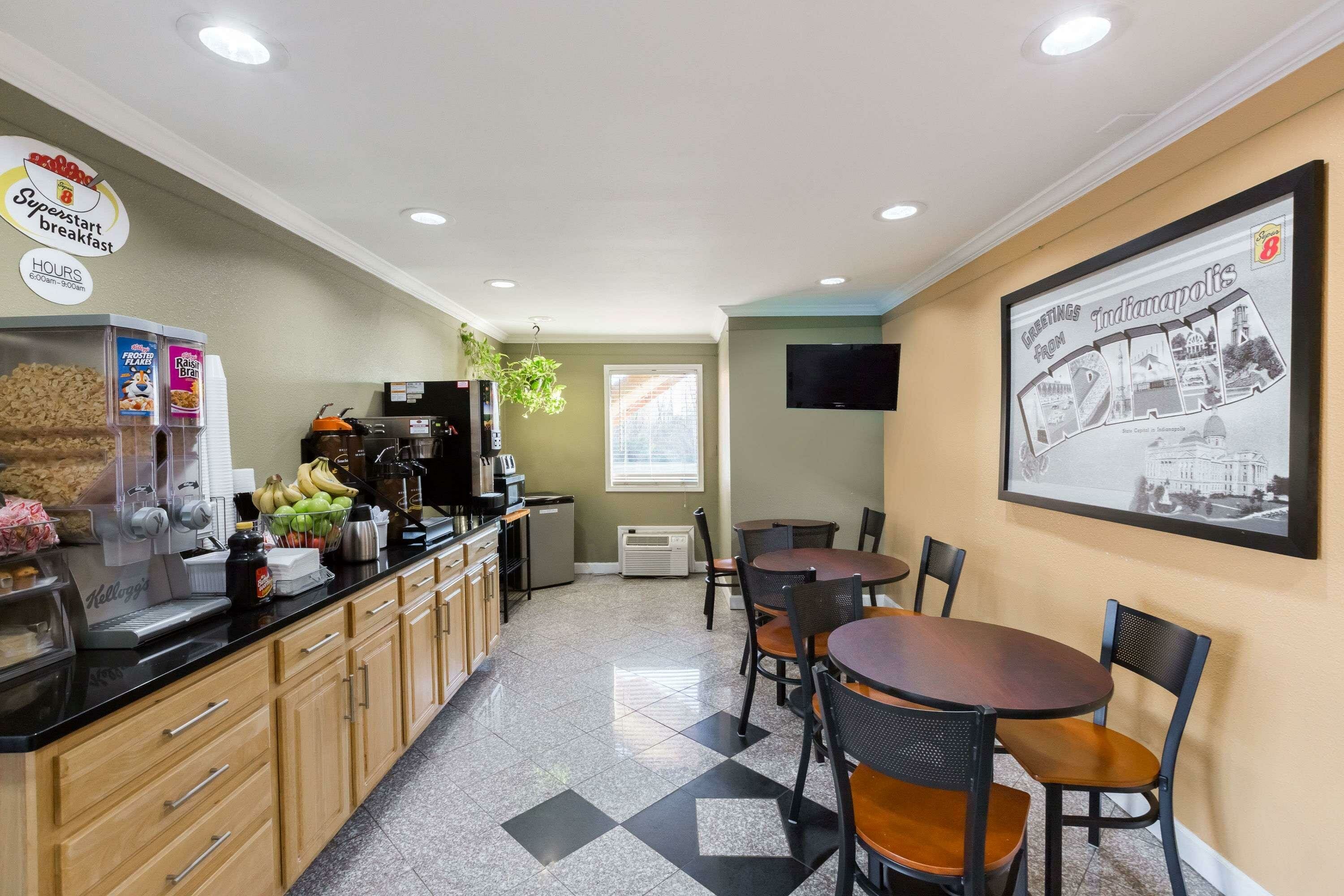 Фото Super 8 by Wyndham Indianapolis