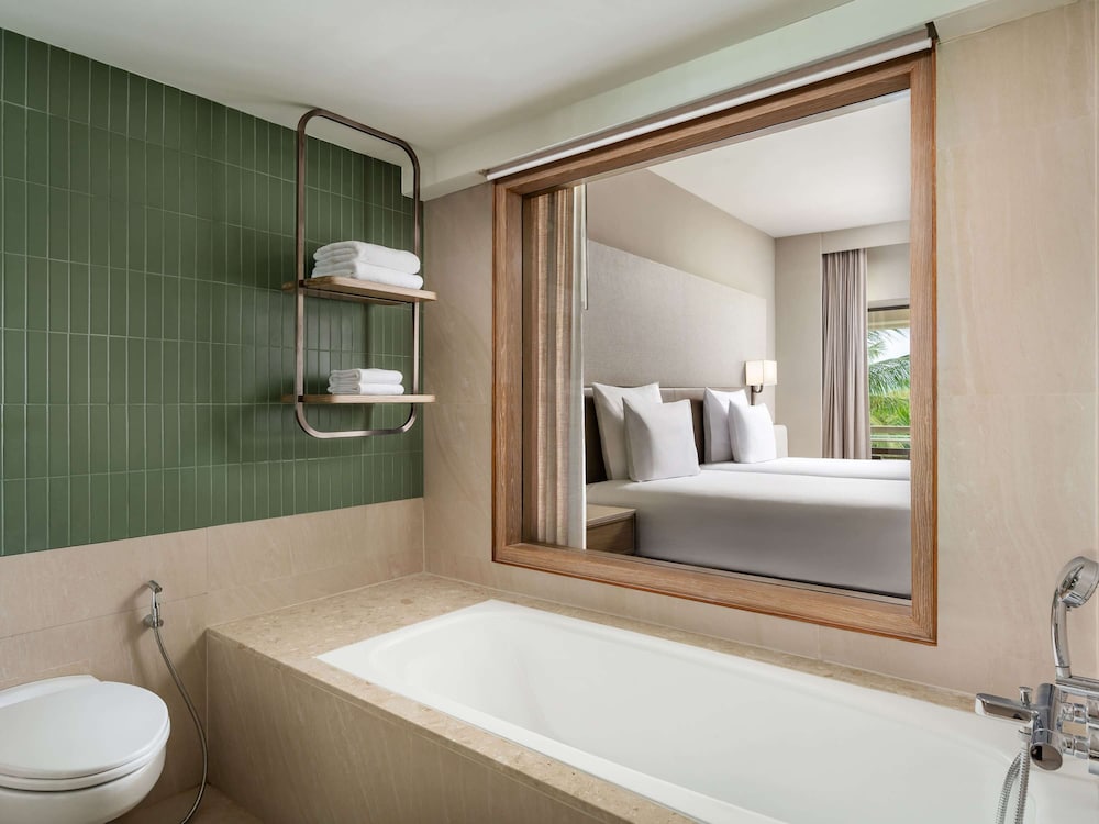 Фото Pullman Phuket Karon Beach Resort