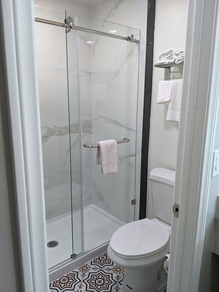 Фото Super 8 by Wyndham Oceanside Downtown