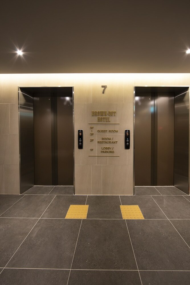 Фото Brown Dot Hotel - Jangsaengpo