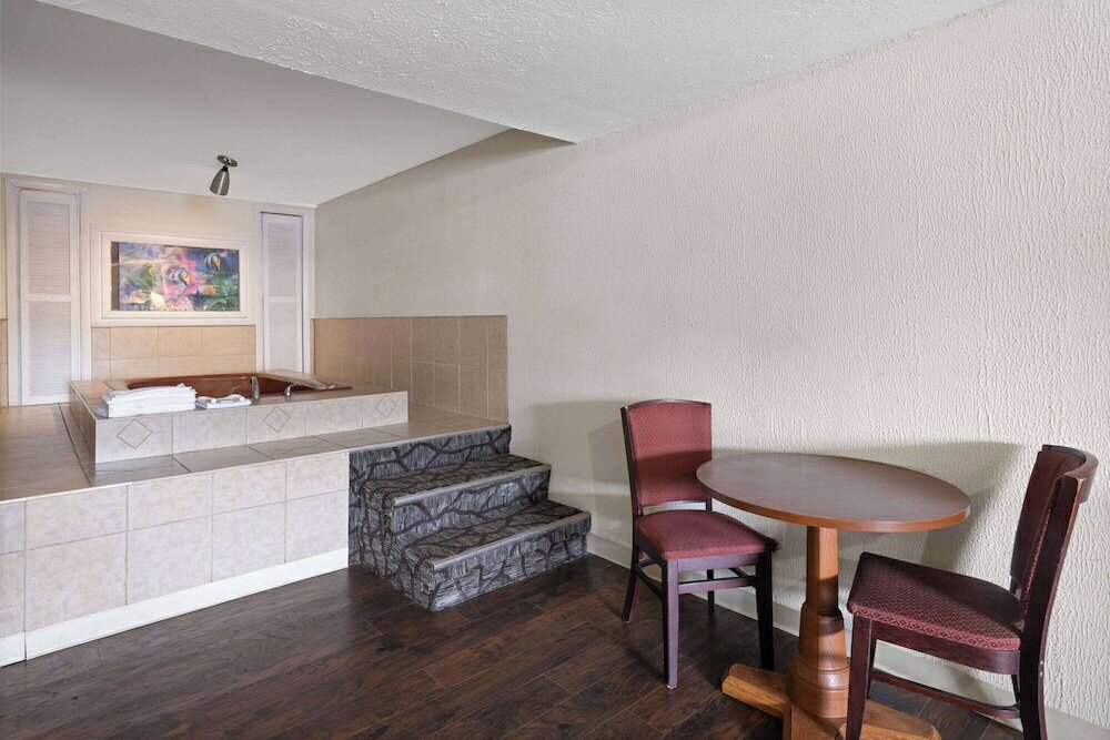 Фото Super 8 by Wyndham Youngstown/Girard