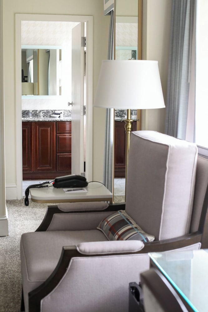 Фото The Dunhill Hotel