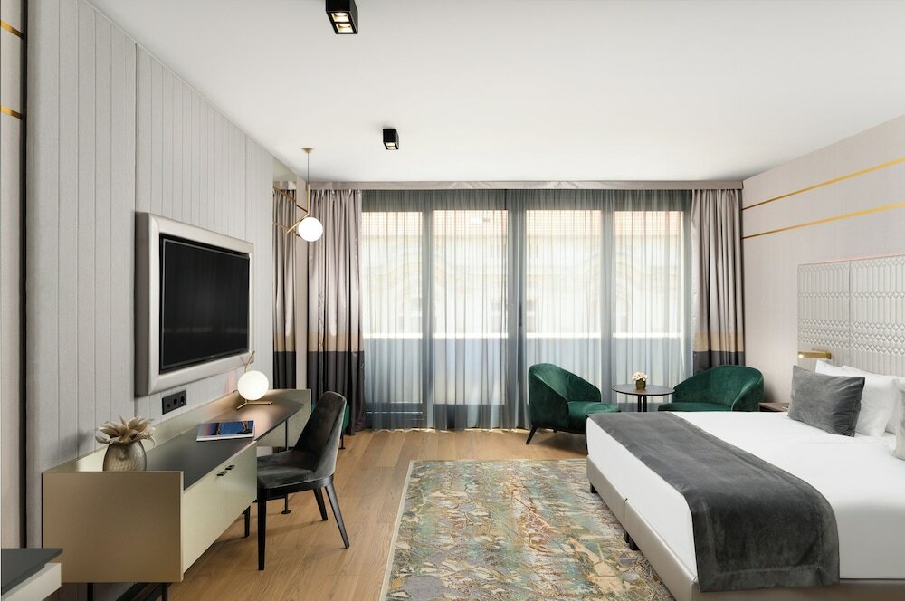 Фото Emerald Hotel & Suites 