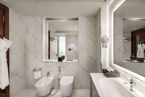 отель Wyndham Grand Doha West Bay Beach