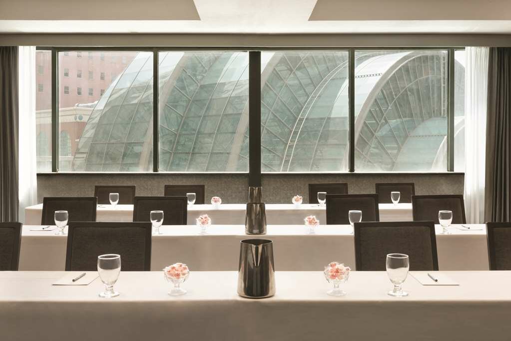 Фото Embassy Suites Indianapolis Downtown