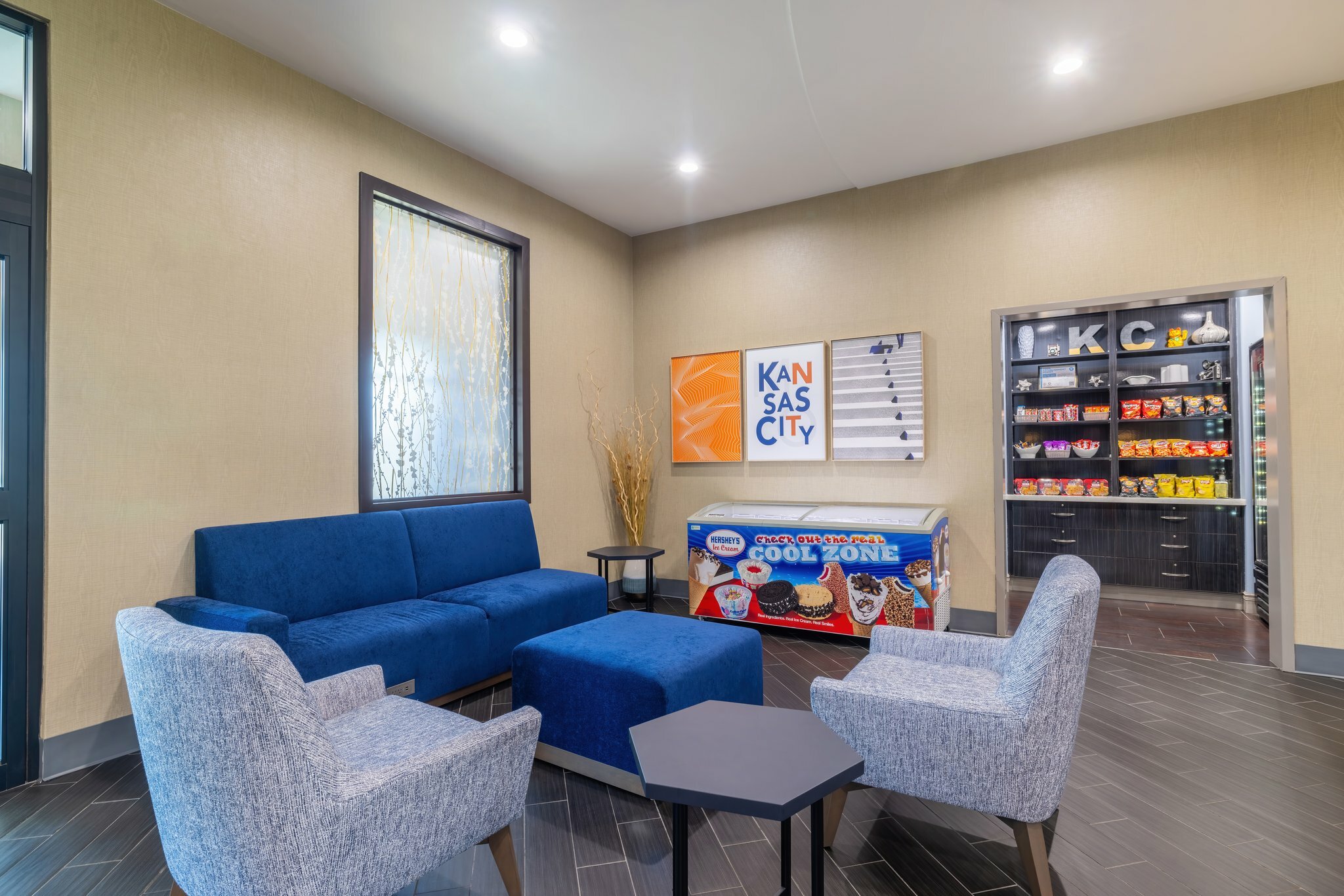 Фото Holiday Inn Express and Suites Kansas City Airport, an Ihg Hotel