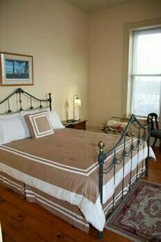 Гостиница The Harbourfront Inn в Сент-Катаринс