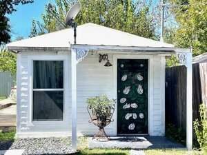 Charming Studio Cottage with Cozy Deck - Inviting Peaceful Getaway (1606 George St, B, Georgetown, TX, 78626, US), hotel