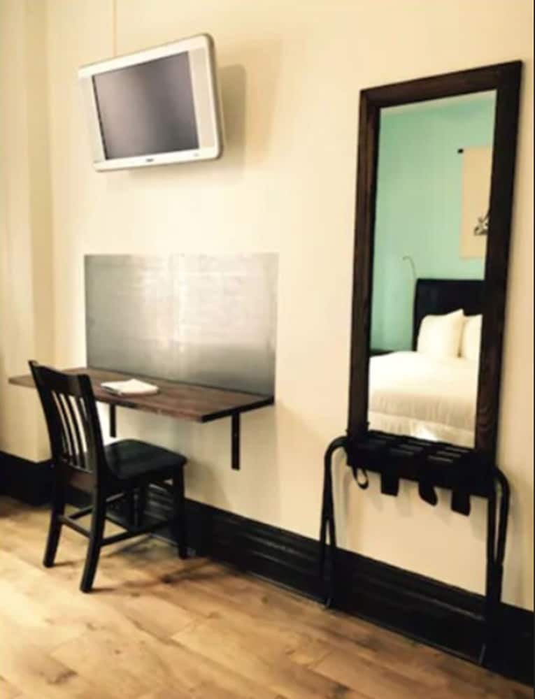 Фото The Bartlett Hotel and Guesthouse