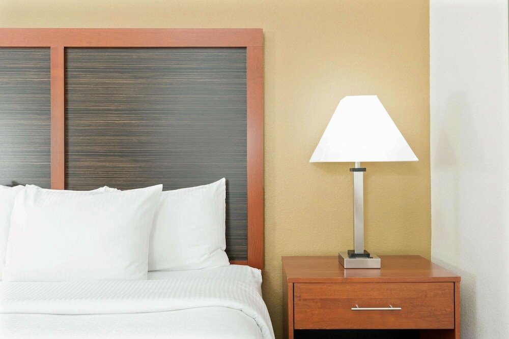 Фото La Quinta Inn & Suites by Wyndham Midwest City - Tinker Afb