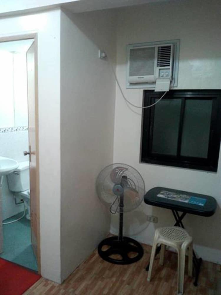 Фото Budget Studio Unit in Makati