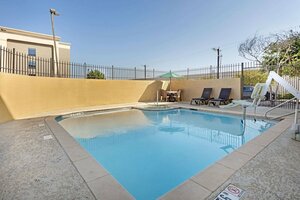 Гостиница Comfort Suites West Dallas - Cockrell Hill