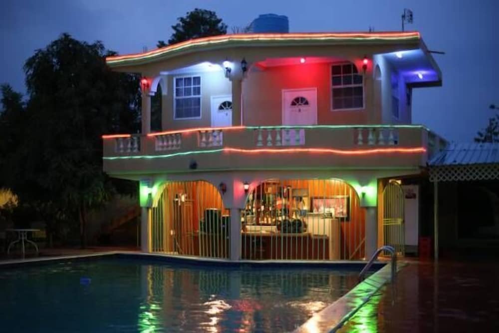 Фото La Cayenna Hôtel et Restaurant