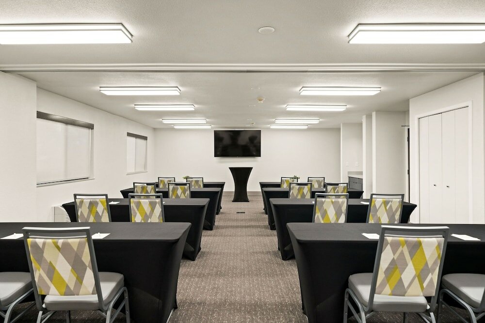 Фото Oxford Suites Redding