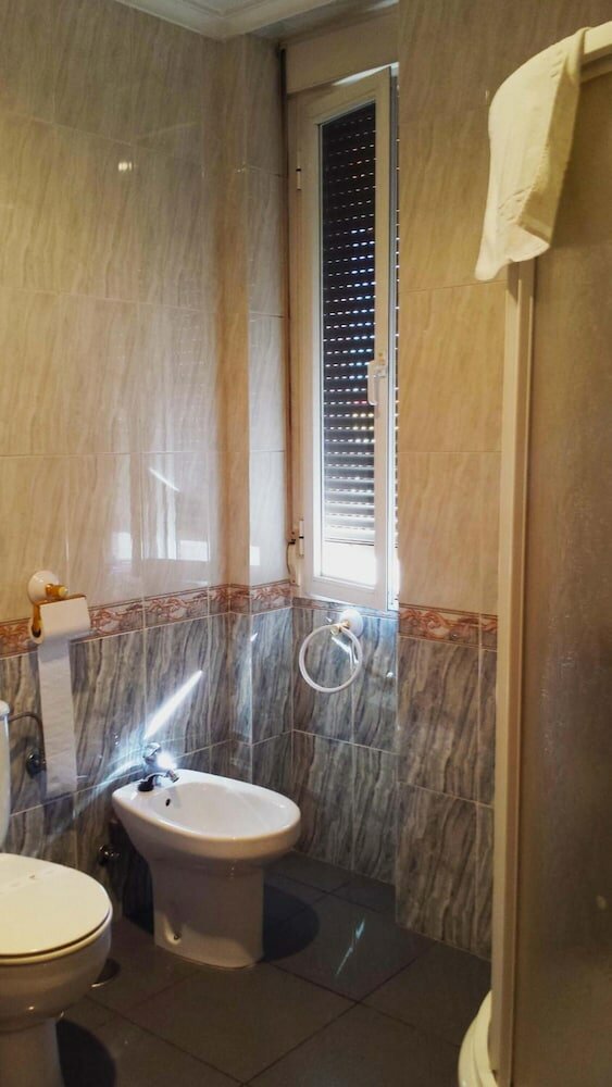 Фото Hostal Valdepeñas by Bossh Hotels