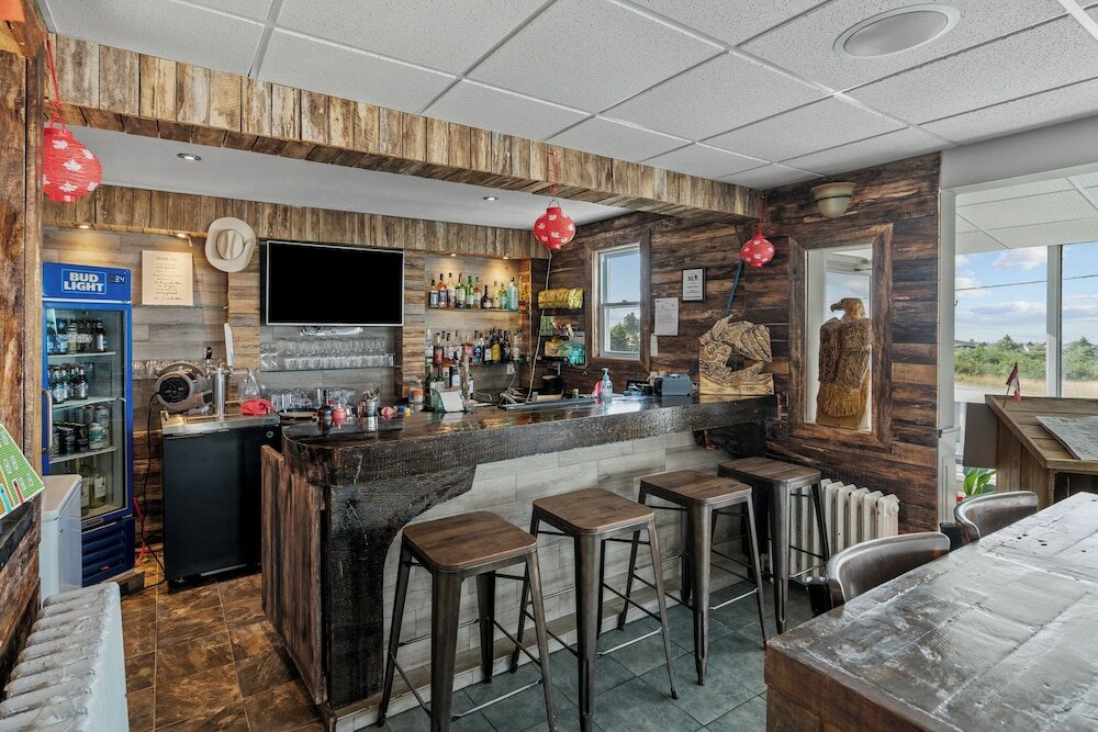 Фото Edge of the Avalon Inn