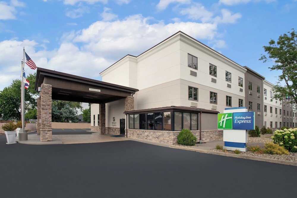 Фото Holiday Inn Express Cleveland Airport - Brookpark, an Ihg Hotel