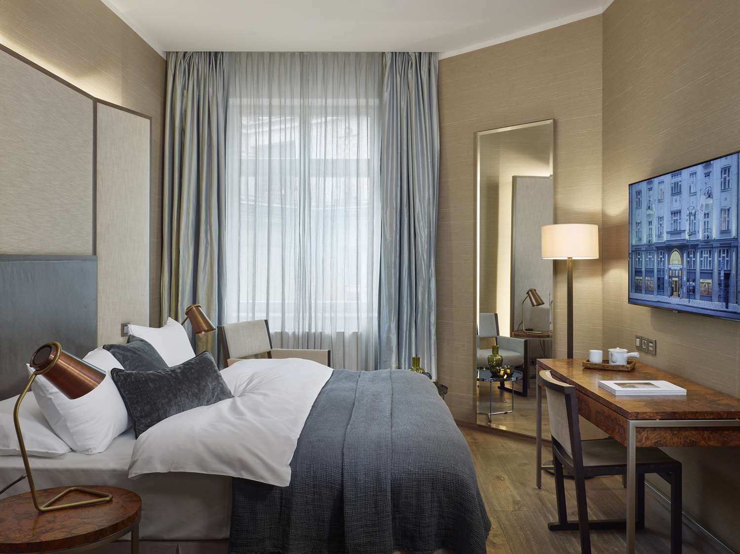 Фото The Emblem Hotel