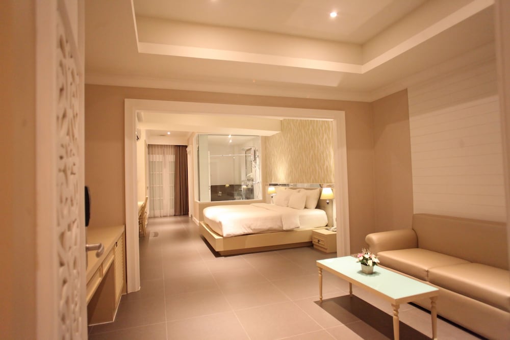 Фото The Raya Surawong Bangkok