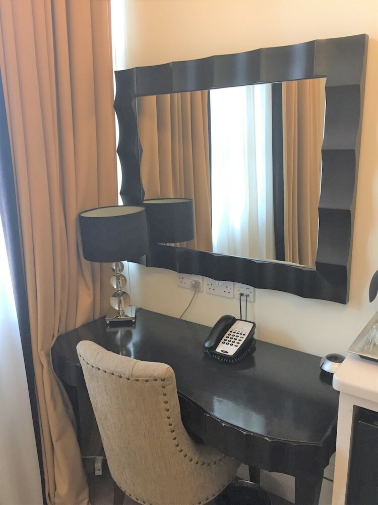 Фото Tophams Hotel