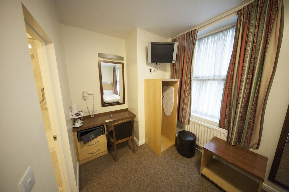 Фото Maiden Oval Hotel