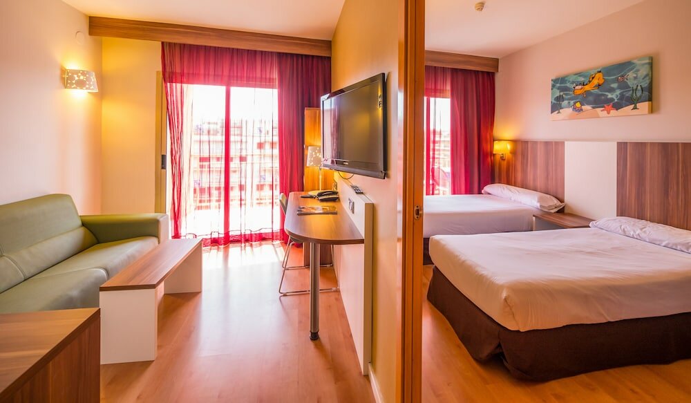 Фото Golden Avenida Family Suites