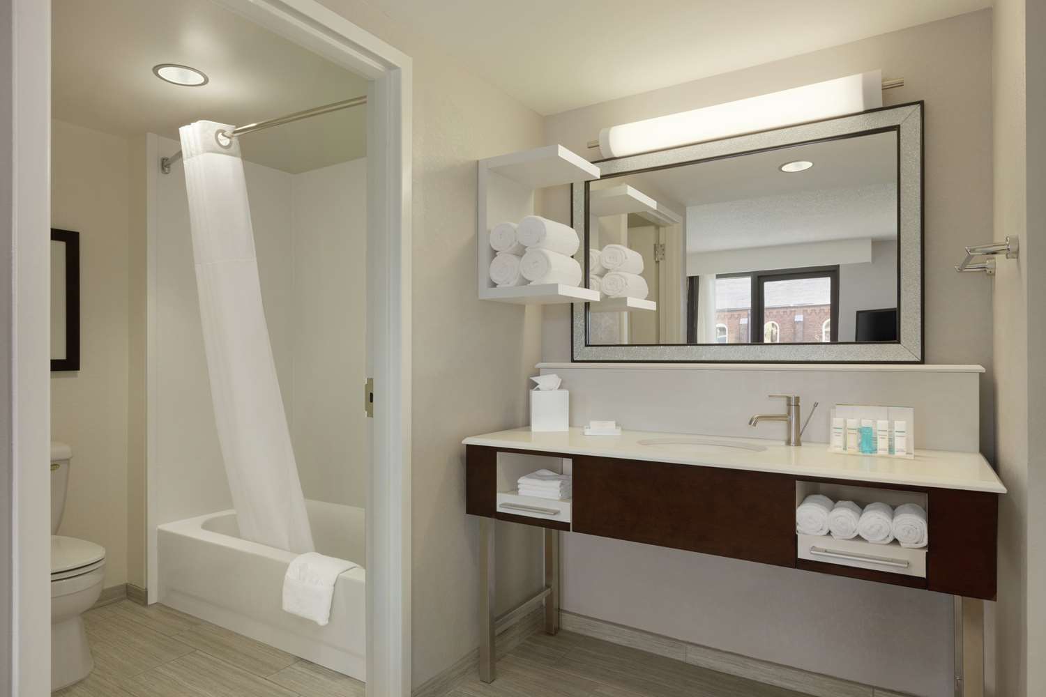 Фото Hampton Inn & Suites Nashville Downtown