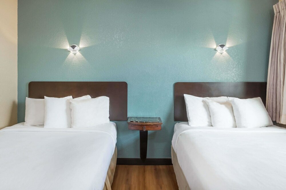 Фото Travelodge by Wyndham Oceanside