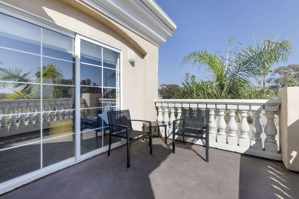 Фото Comfort Suites Oceanside Camp Pendleton Area