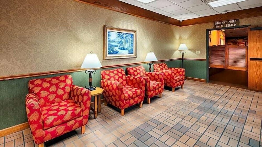 Фото Holiday Manor McPherson