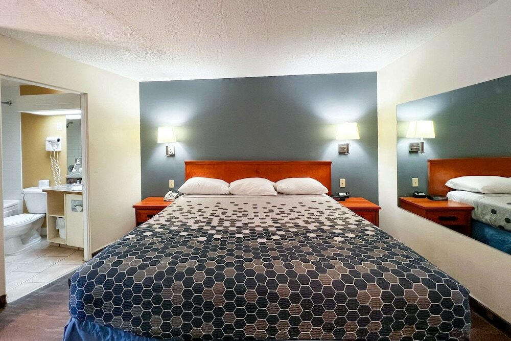 Фото Econo Lodge Motel Village