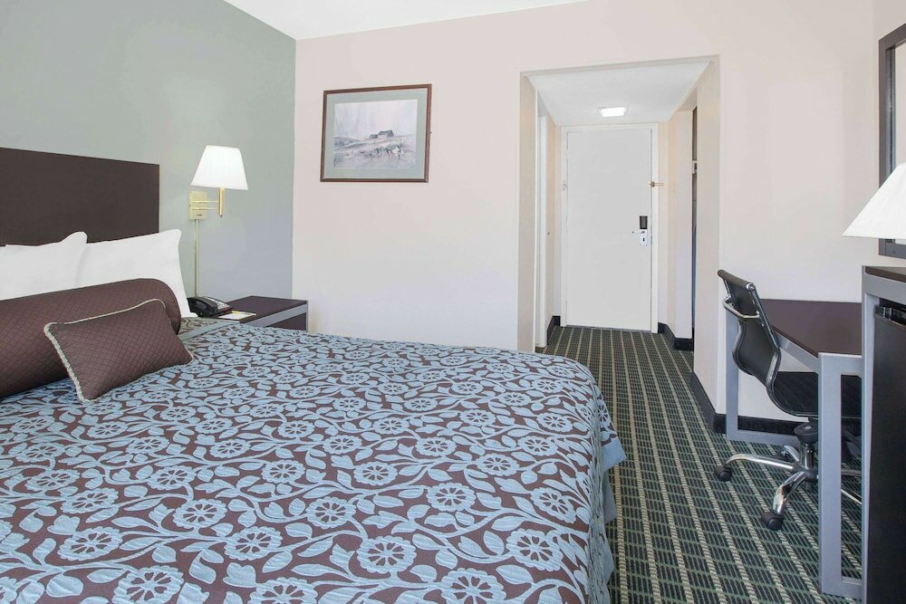 Фото Days Inn by Wyndham Market Center Dallas Love Field