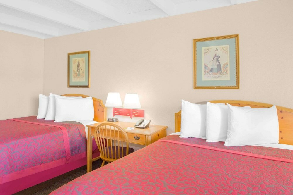 Фото Days Inn by Wyndham Tallahassee University Center