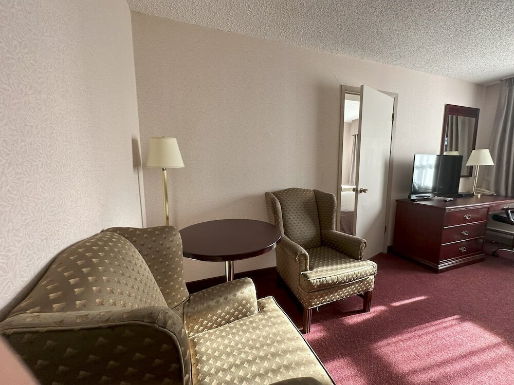 Фото Super 8 by Wyndham Lethbridge