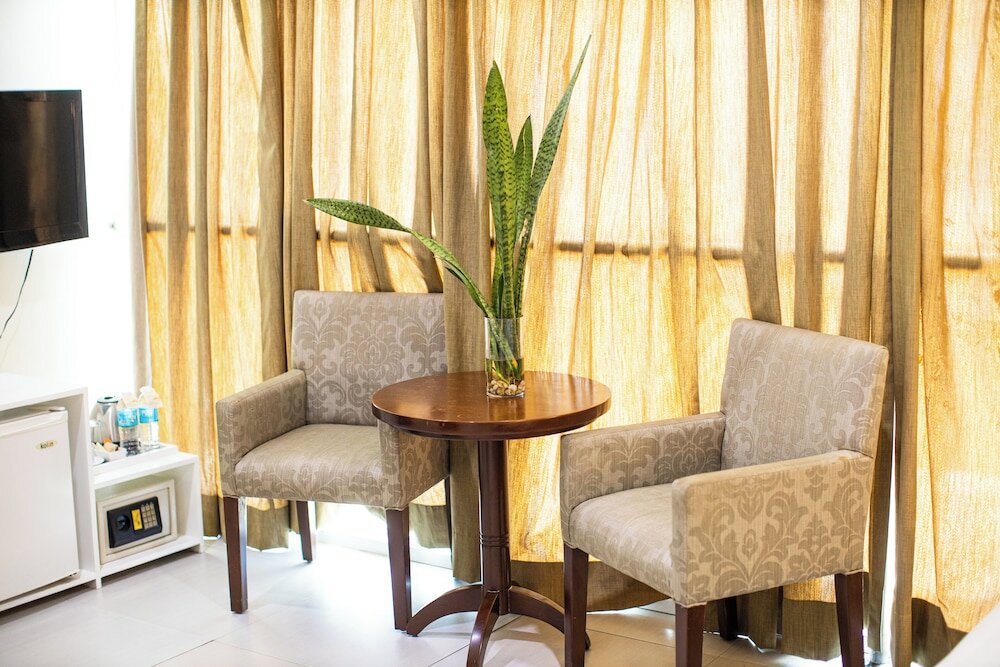 Фото Empire Suites Hotel