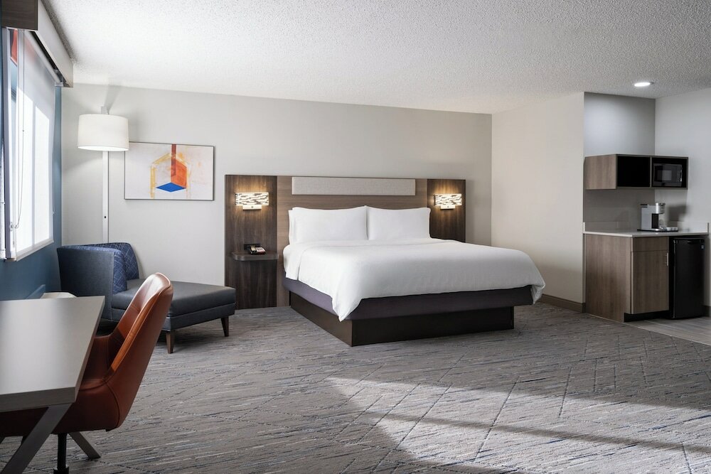 Фото Holiday Inn Express & Suites Midwest, an Ihg Hotel
