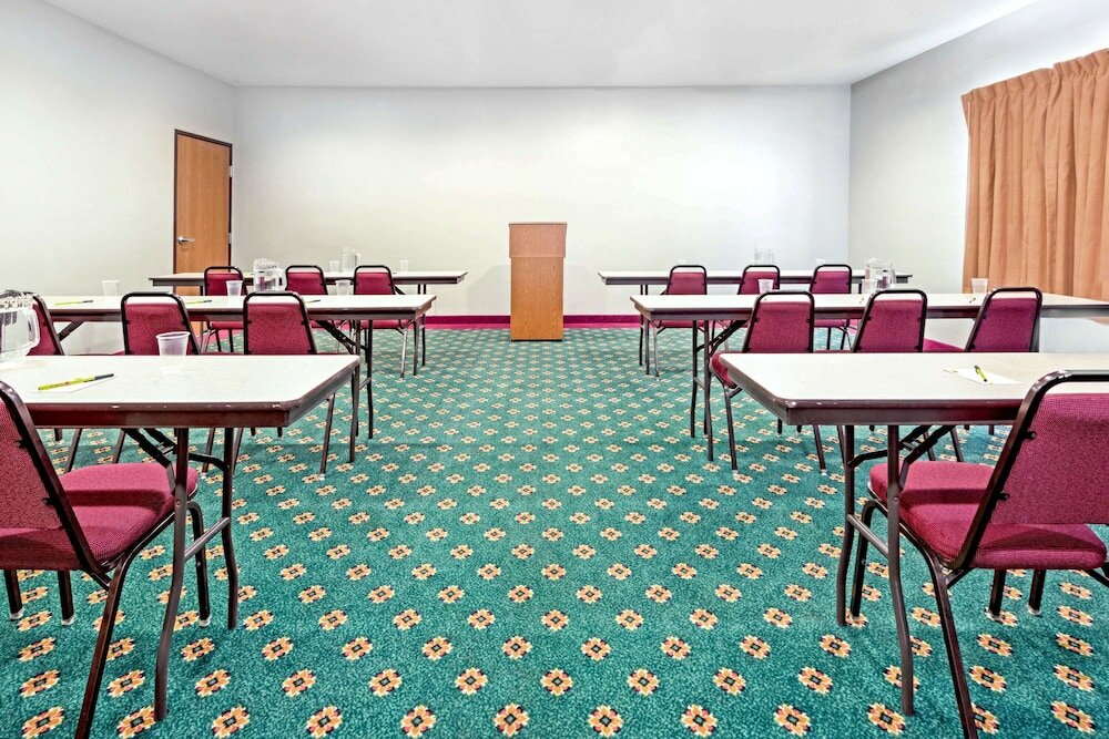 Фото Super 8 by Wyndham Pevely