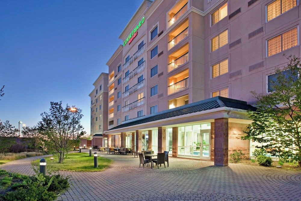 Фото Courtyard by Marriott Toronto Vaughan