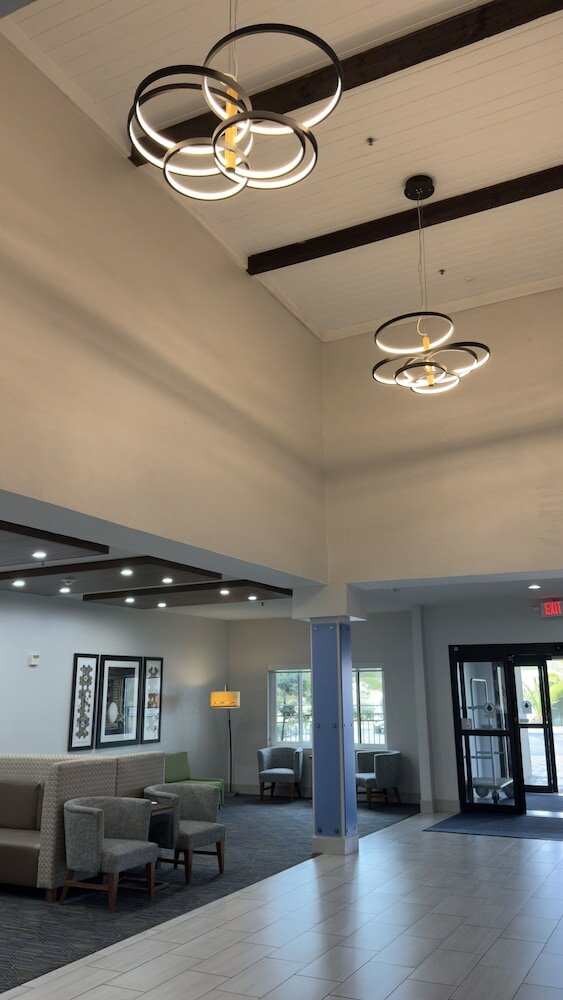 Фото Holiday Inn Express Hotel & Suites Marina - State Beach Area, an Ihg Hotel