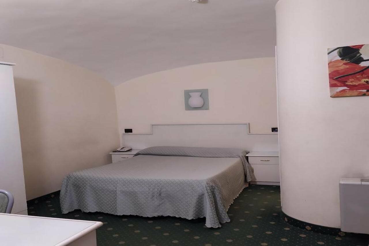 Фото Priscilla Hotel