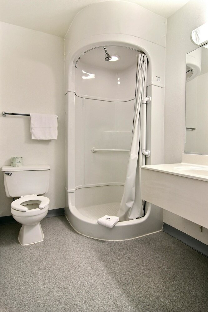 Фото Travelodge by Wyndham Raton