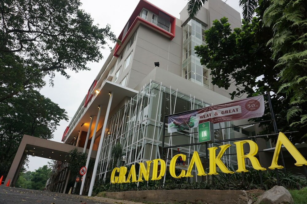 Фото Grand Cakra Hotel