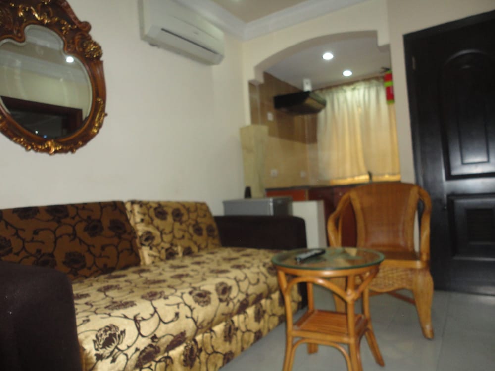 Фото Sdm Tavern and Suites