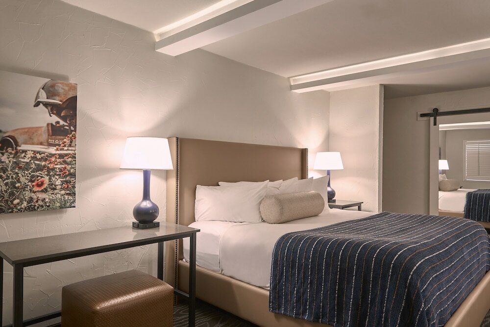 Фото Fredericksburg Inn & Suites