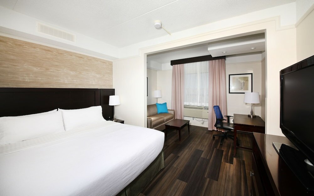 Фото Holiday Inn & Suites Windsor Ambassador Bridge, an Ihg Hotel