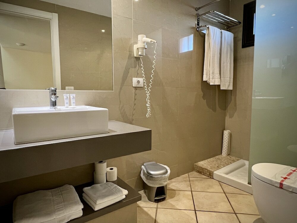 Фото Pearly Grey Ocean Club Apartments & Suites