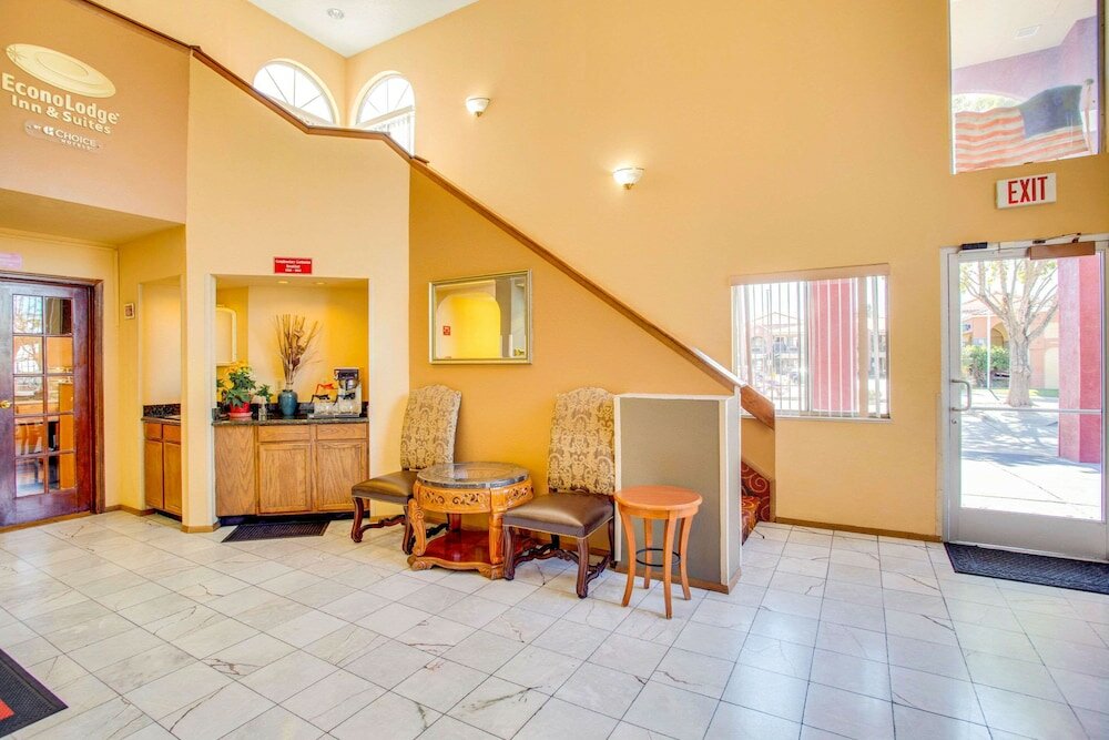 Фото Econo Lodge Inn & Suites